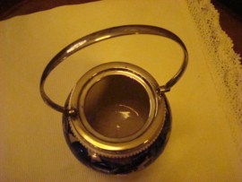Engelse koekpot  gouden achtergrond met cobalt blauwe bladeren.