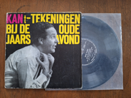 Wim Kan met KANt-tekeningen bij de oudejaarsavond 1962 Single nr S20233563