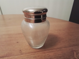 Theebusje draadglas met zilverkleurige dop of deksel..
