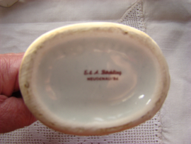 Vintage likeur of kruidendrankflesje dansend paartje.
