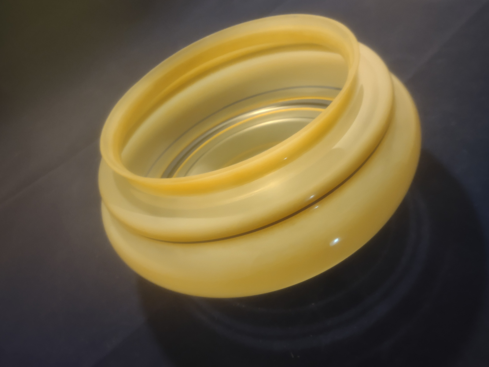 Oude handgemaakte plafonniere bol zacht geel ringen goud zwart D19,5cm oud-G37