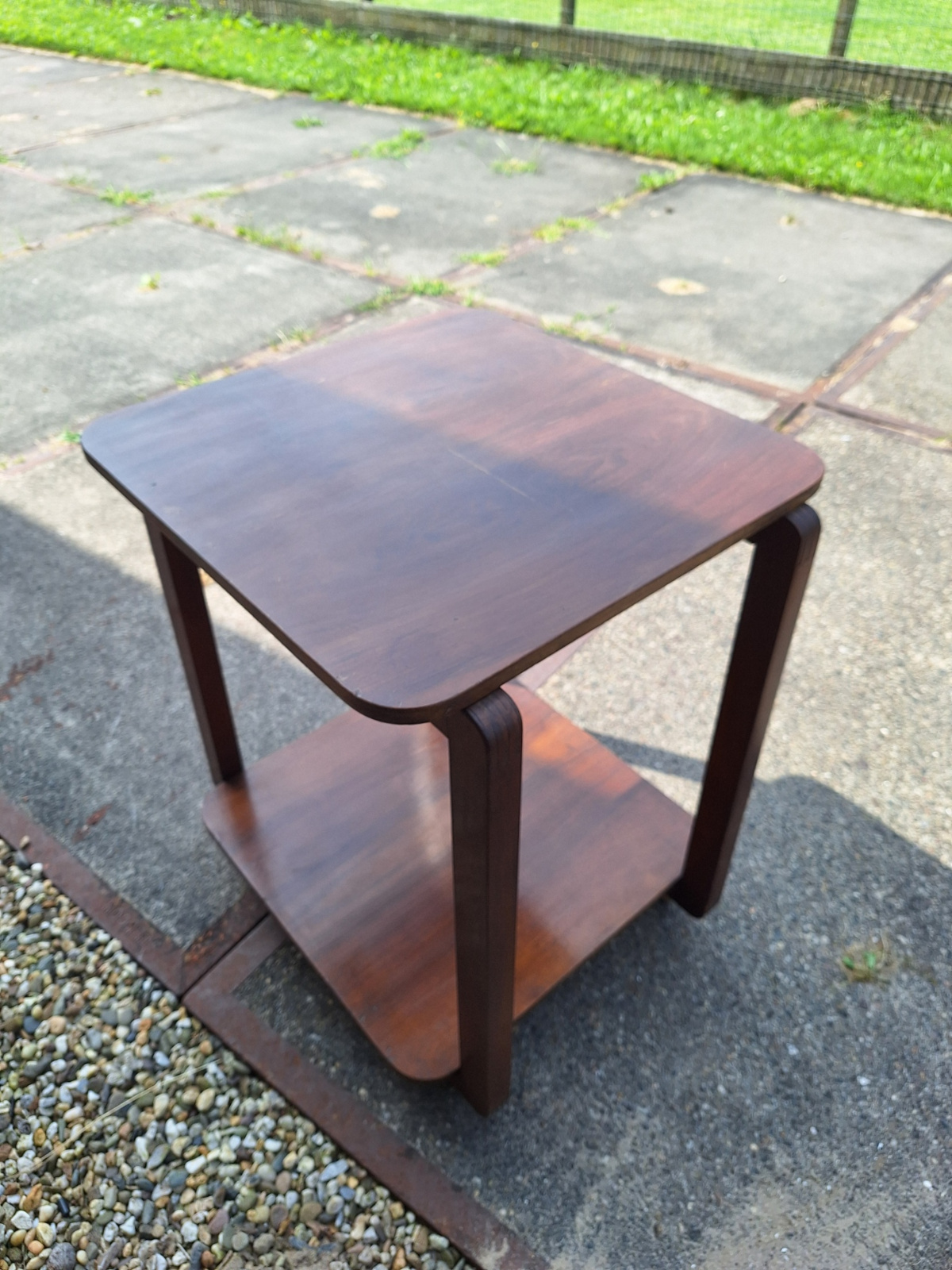Corner table of vierkant bijzettafeltje 1930-1940 wieltjes noten nr T20244