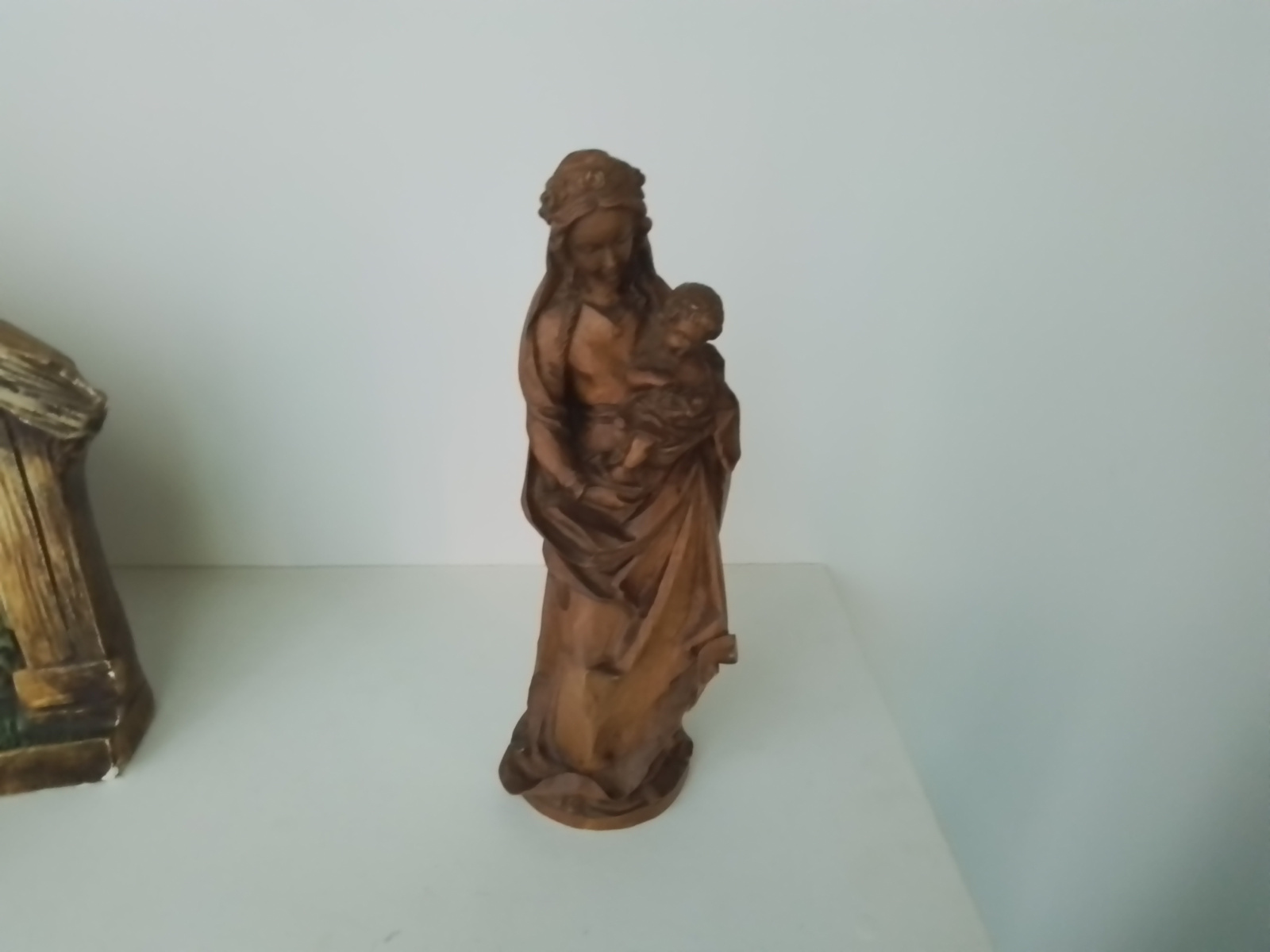 Oud en antiek houten Mariabeeld.