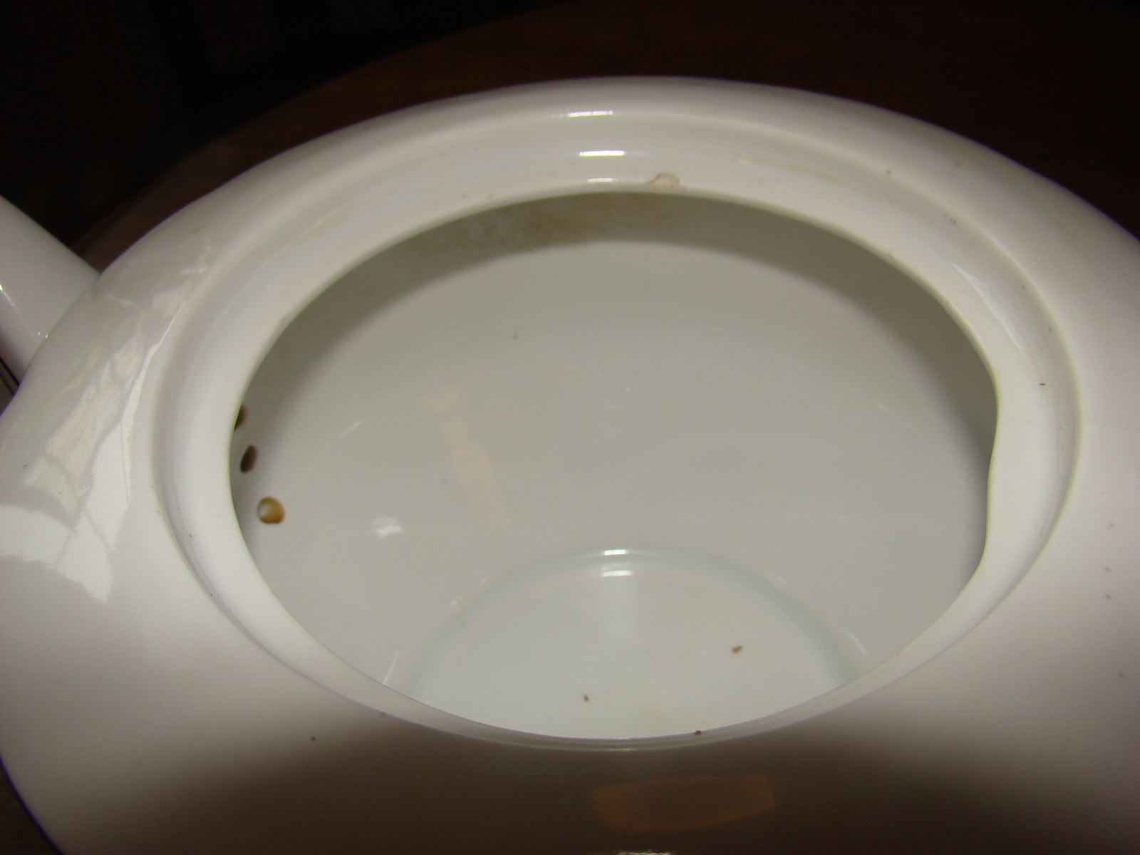 Porseleinen theepot met boeketje met roosje en viooltje. Merk Epiag.