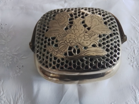 Antieke chinese messing handwarmer ook te gebruiken als wierookbrander.