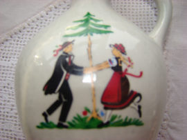 Vintage likeur of kruidendrankflesje dansend paartje.