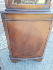Engels mahonie hoekkast met latwerk op de ruit 2 deuren omstreeks 1930 h-187cm nr K202425