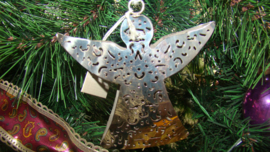 Zilverkleurige Engel voor de kerstboom.