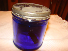 Blauw glazen pot met schroefdeksel.