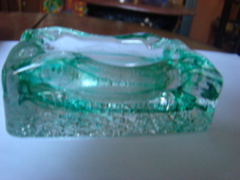 Groene glazen asbak.