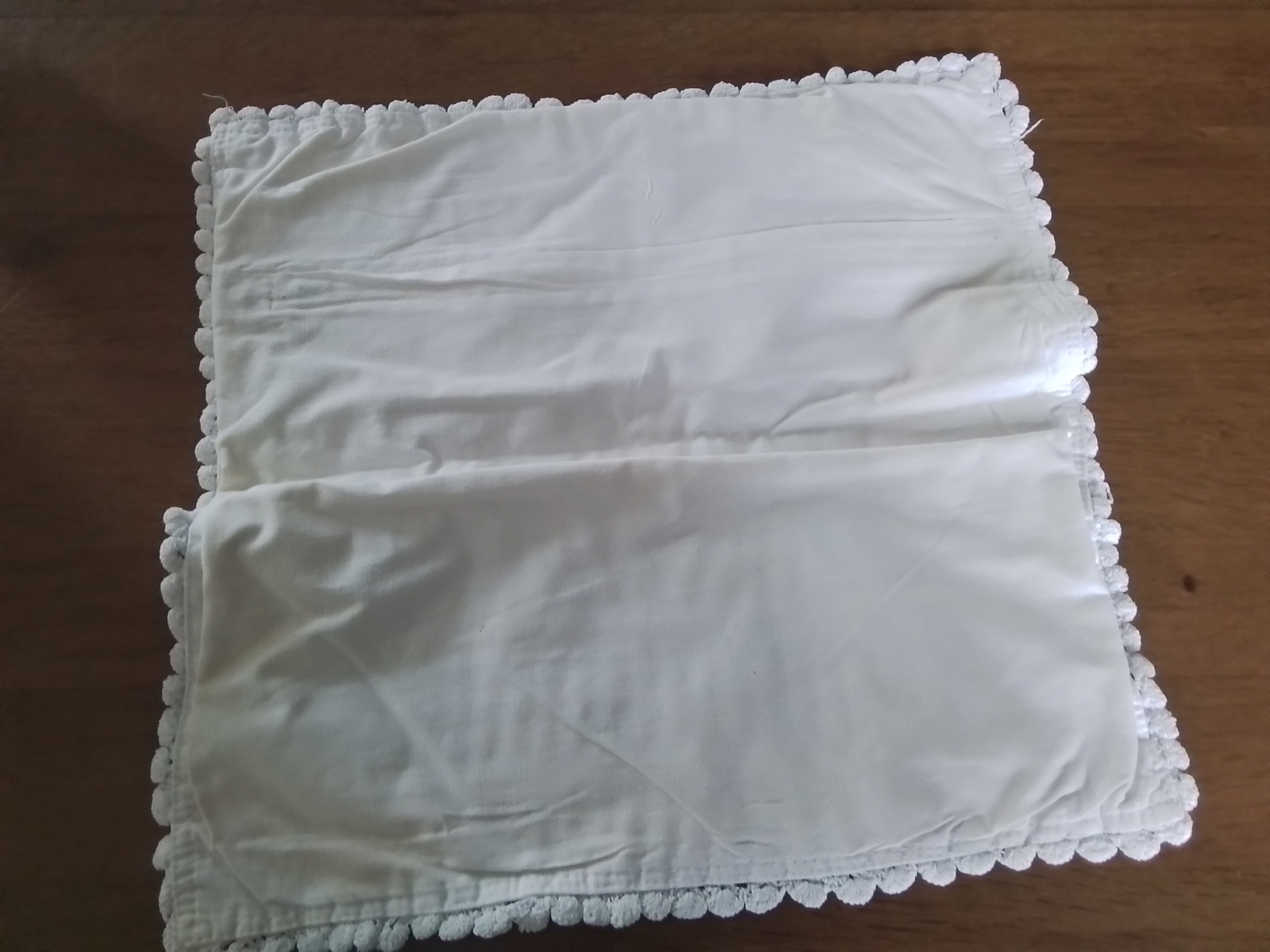 Twee witte gehaakte sierkussenslopen.
