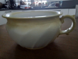 Oude en antieke po,nachtspiegel of chamberpot wit-geel.