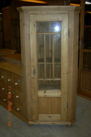 Oude hoekkast met glas in de deur