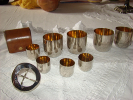 Set  drinkbekers in lederen foudraal