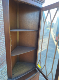 Engels mahonie hoekkast met latwerk op de ruit 2 deuren omstreeks 1930 h-187cm nr K202425