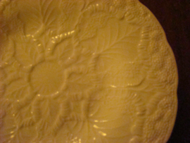Bord of wandbord met bladeren in relief Wedgwood.