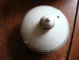 Oude Engelse theepot met afbeelding in postzegelvorm.