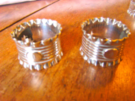 Twee mooie oude servetringen silverplate.