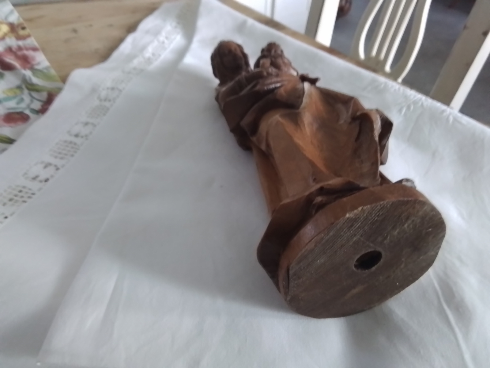 Oud en antiek houten Mariabeeld.