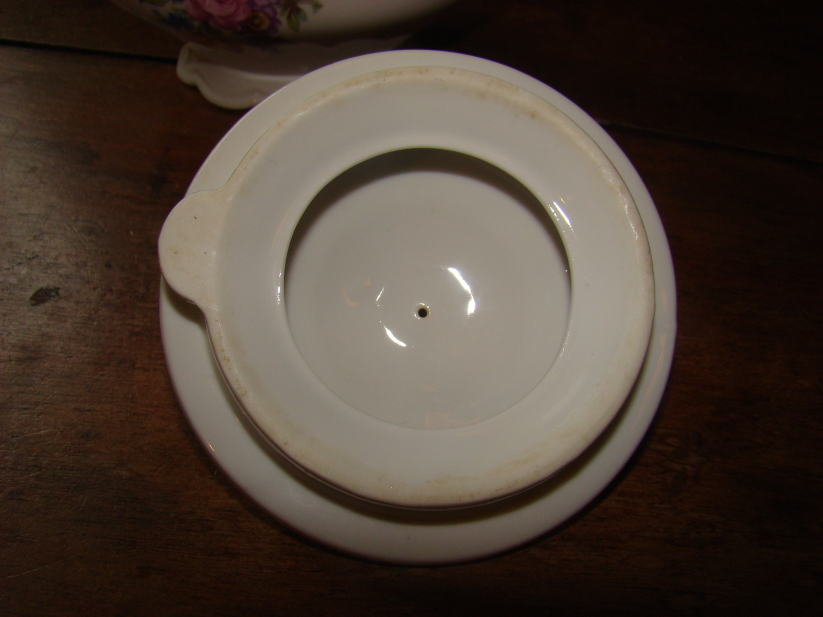 Porseleinen theepot met boeketje met roosje en viooltje. Merk Epiag.