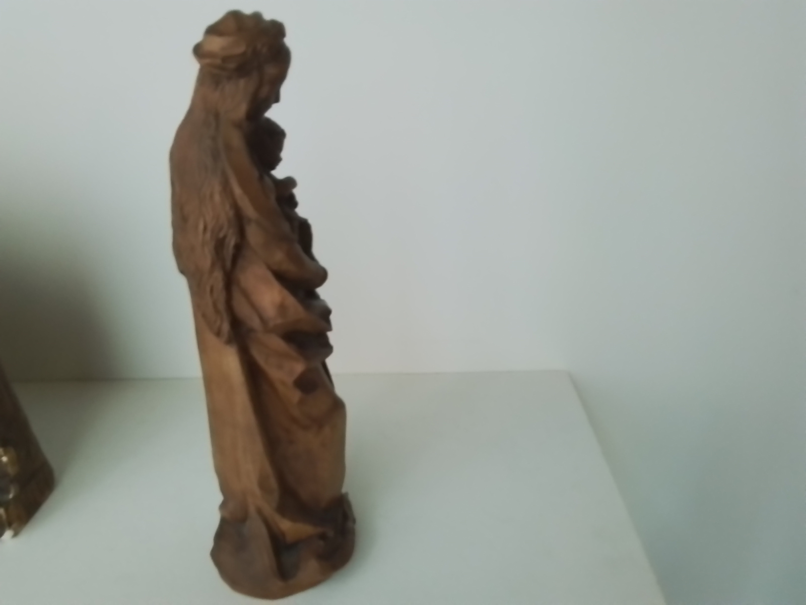 Oud en antiek houten Mariabeeld.
