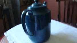 Oude blauwe emaille koffiepot met biesje.