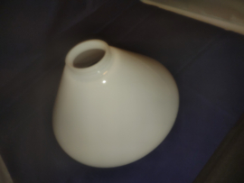 Oude mondgeblazen dakkap d-30cm greep 8 opaal wit nr oud-G30