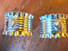 Twee mooie oude servetringen silverplate.