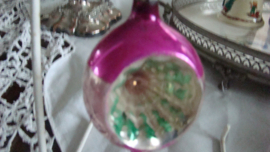 Oude deukbal lila en zilver.