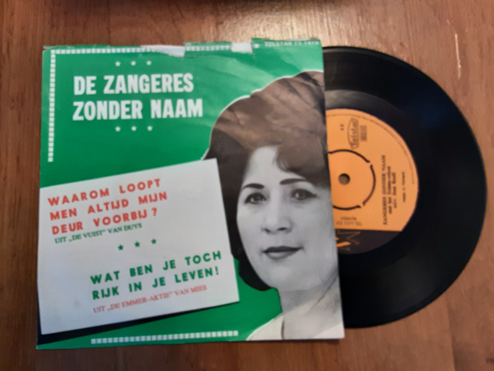 Zangeres zonder naam met Waarom loopt men altijd mijn deur voorbij? 1969 Single nr S20234420