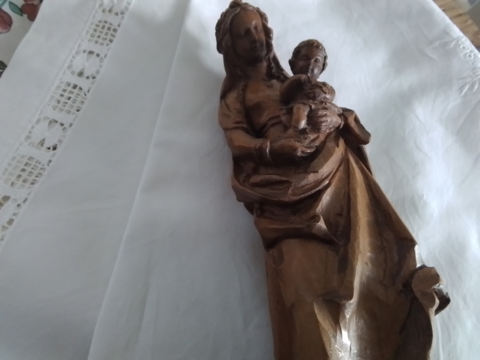 Oud en antiek houten Mariabeeld.