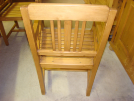 Twee engelse grenen armstoelen.