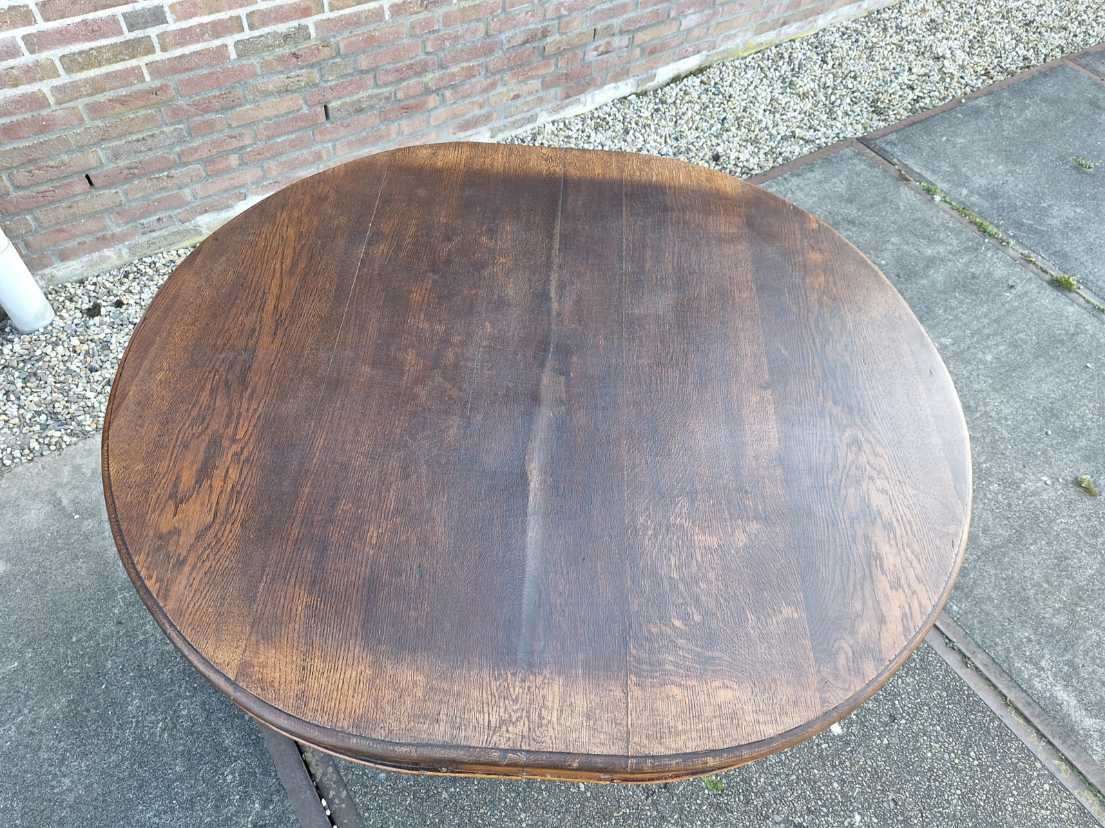 Donker eiken ovale tafel met vrucht motief kolom poot omstreeks 1890 nr T202514