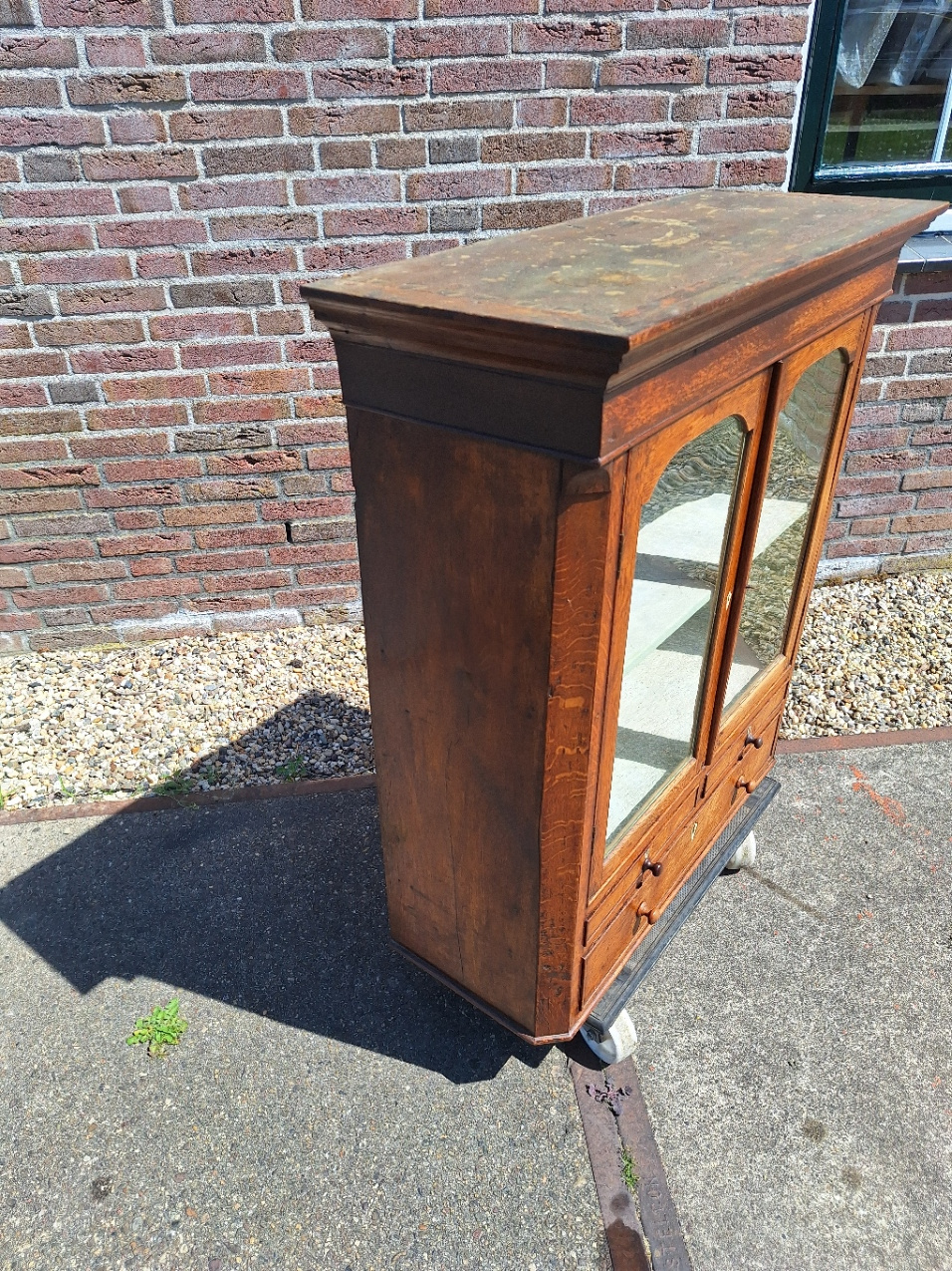 Antiek eiken hangkastje omstreeks 1870-1880 Engels oud glas in deurtjes nr K202549
