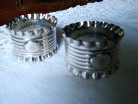 Twee mooie oude servetringen silverplate.