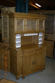 Oud buffet met porceleinen laden