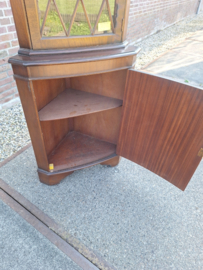 Engels mahonie hoekkast met latwerk op de ruit 2 deuren omstreeks 1930 h-187cm nr K202425