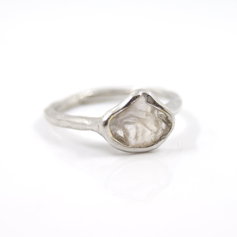 Femke Toele - zilveren ring met witte ruwe saffier - 12034