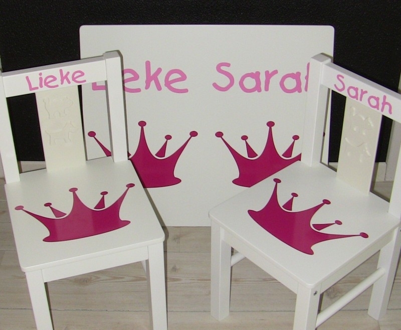 1 of 2 stoeltjes en tafeltje met naam en kroon