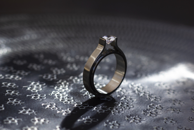 Titanium Solitair ring met zwarte zirkonium vingerafdruk ring