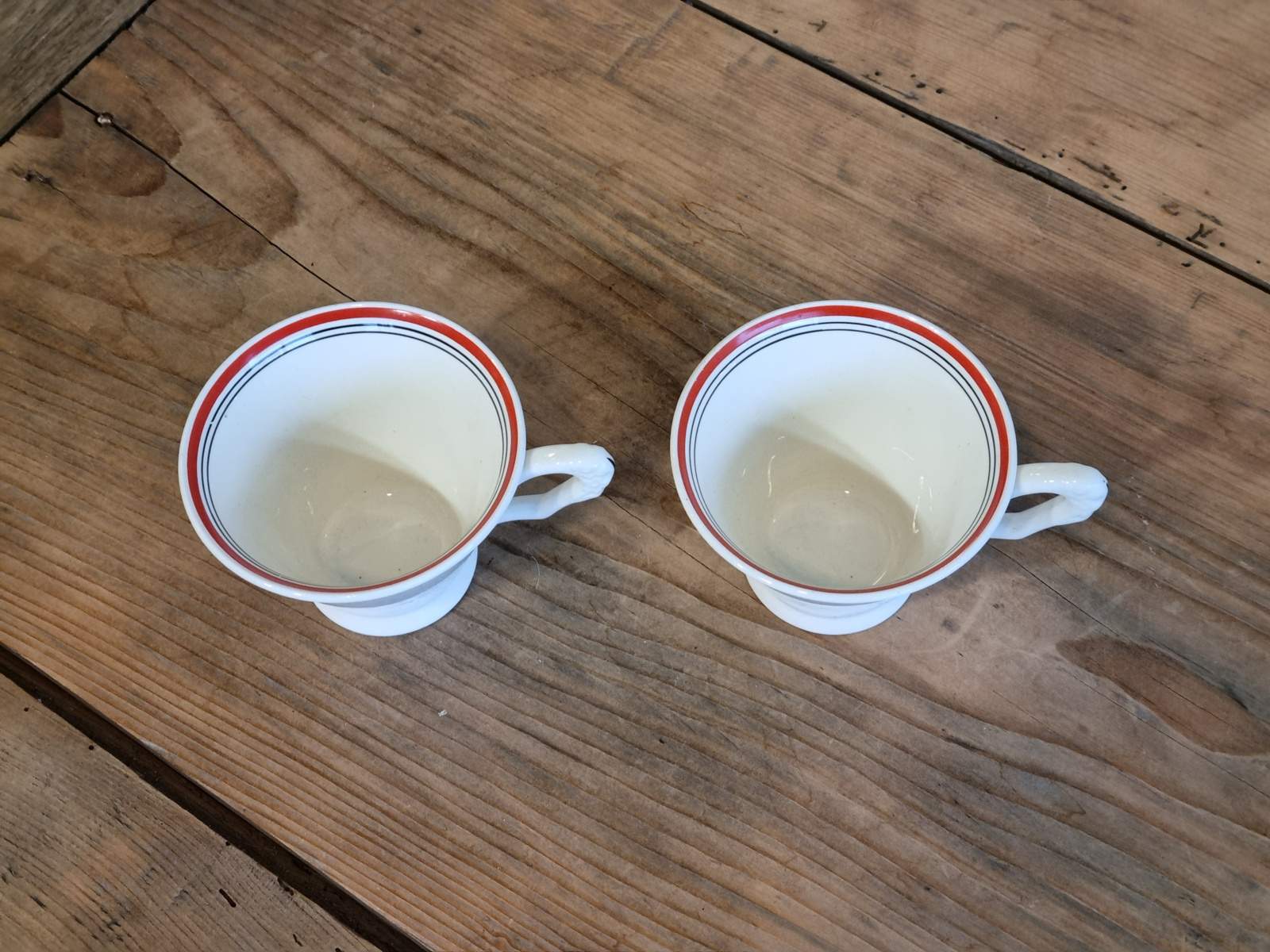 Societe Ceramique creme met rood/zwart randje Set 2x Kopje (bloemkooloortje)
