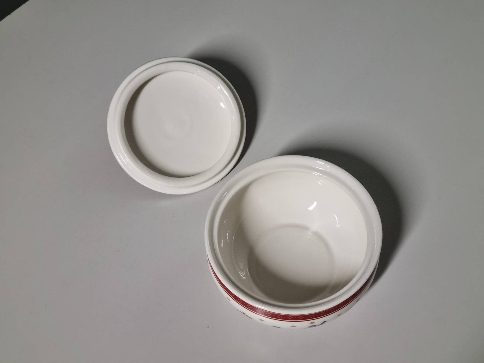 Villeroy en Boch Kerstservies decor Christmas Toys Delight Suikerpot Jampot 13 cm