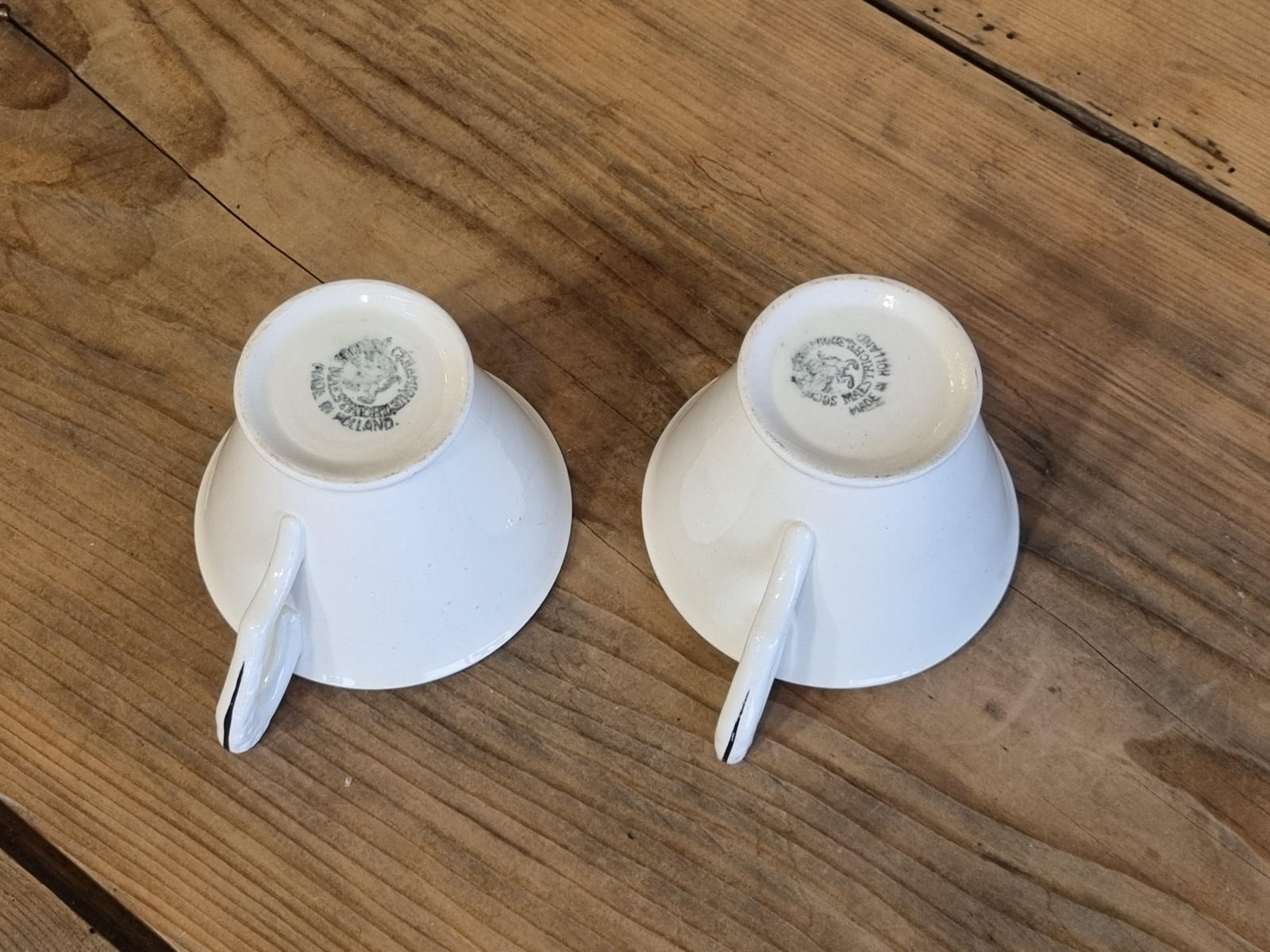 Societe Ceramique creme met rood/zwart randje Set 2x Kopje (bloemkooloortje)