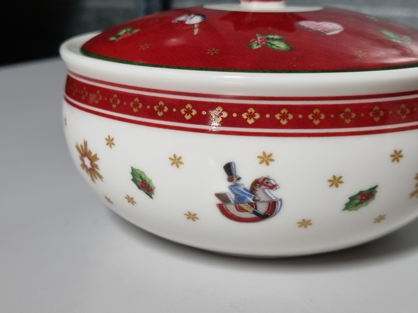 Villeroy en Boch Kerstservies decor Christmas Toys Delight Suikerpot Jampot 13 cm