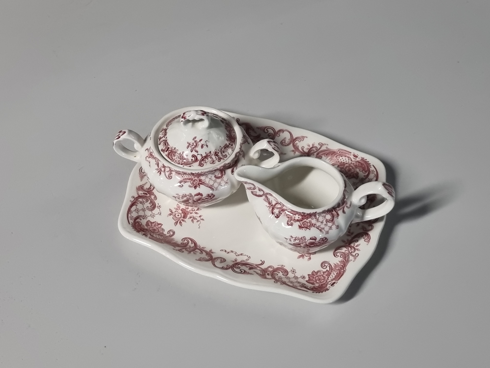 Villeroy en Boch Valeria rood Roomstelletje op plateau (kleine model)