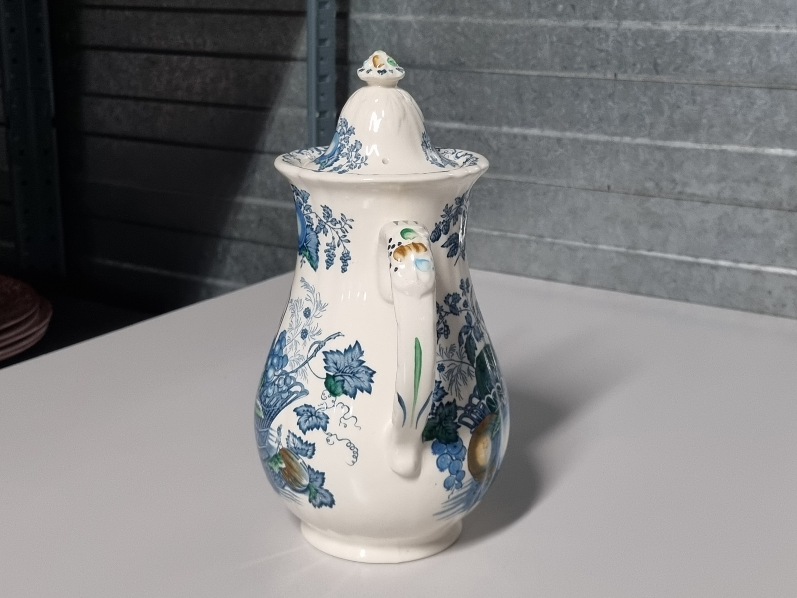 Engels Mason's Fruit Basket Koffiepot 19 cm (chipje onderkant tuit)